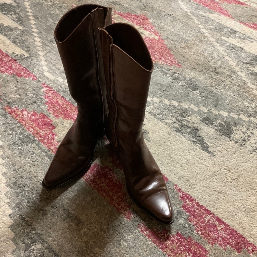 I am selling a pair of boots. They are brown. Made in Brazil size 8 medium